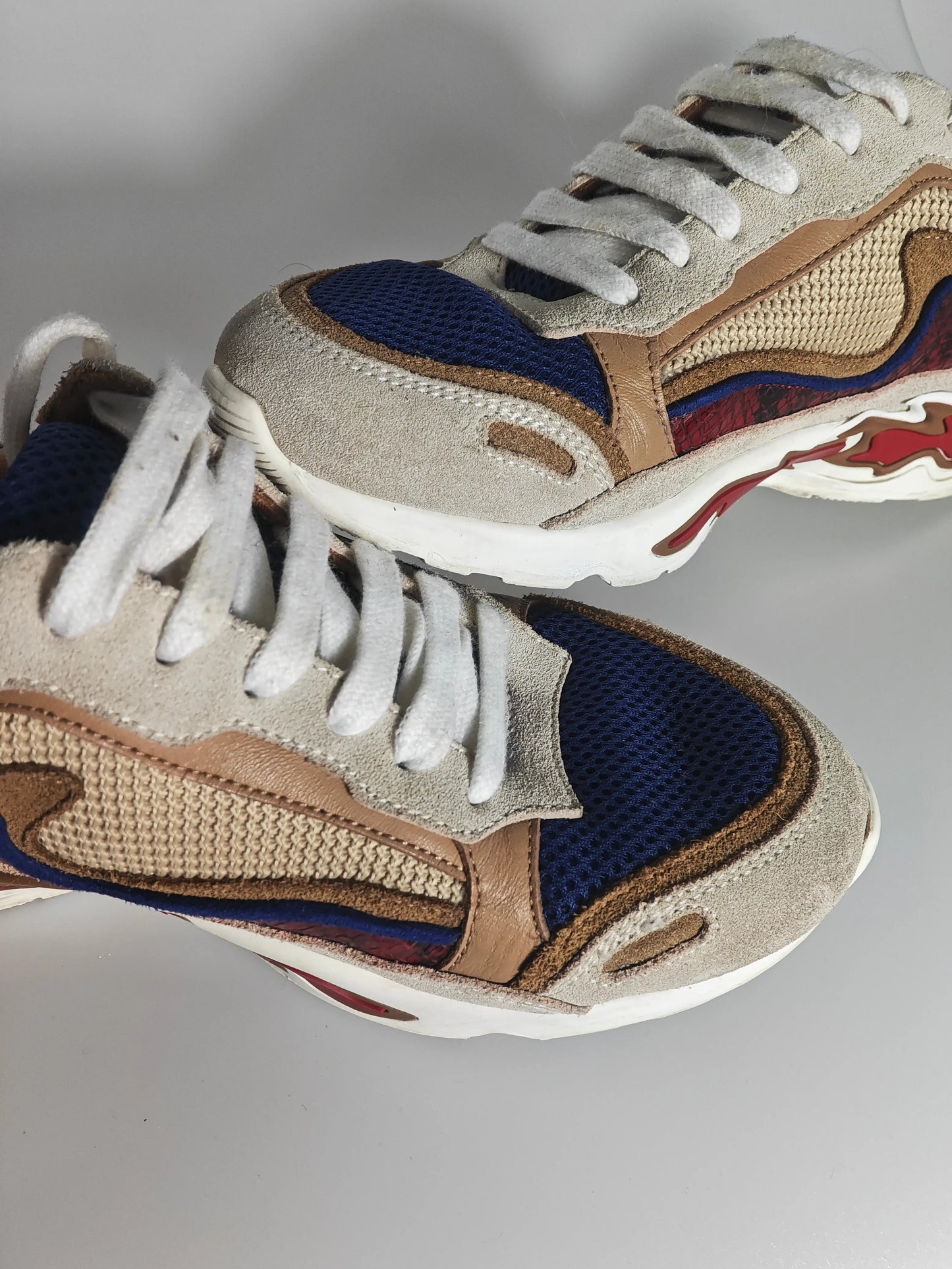 Baskets multicolores de Sandro, modèle Flame, avec empiècements en daim, cuir et mesh.