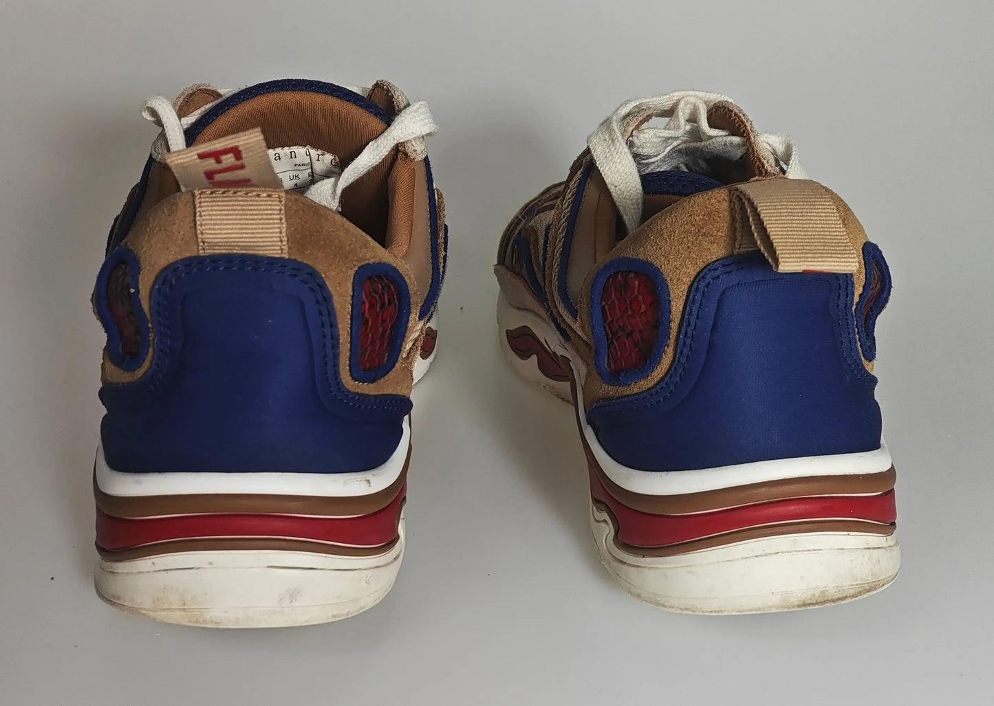 Baskets marron et bleues Sandro Paris à épaisse semelle rayée blanche, rouge et marron, vue arrière.

