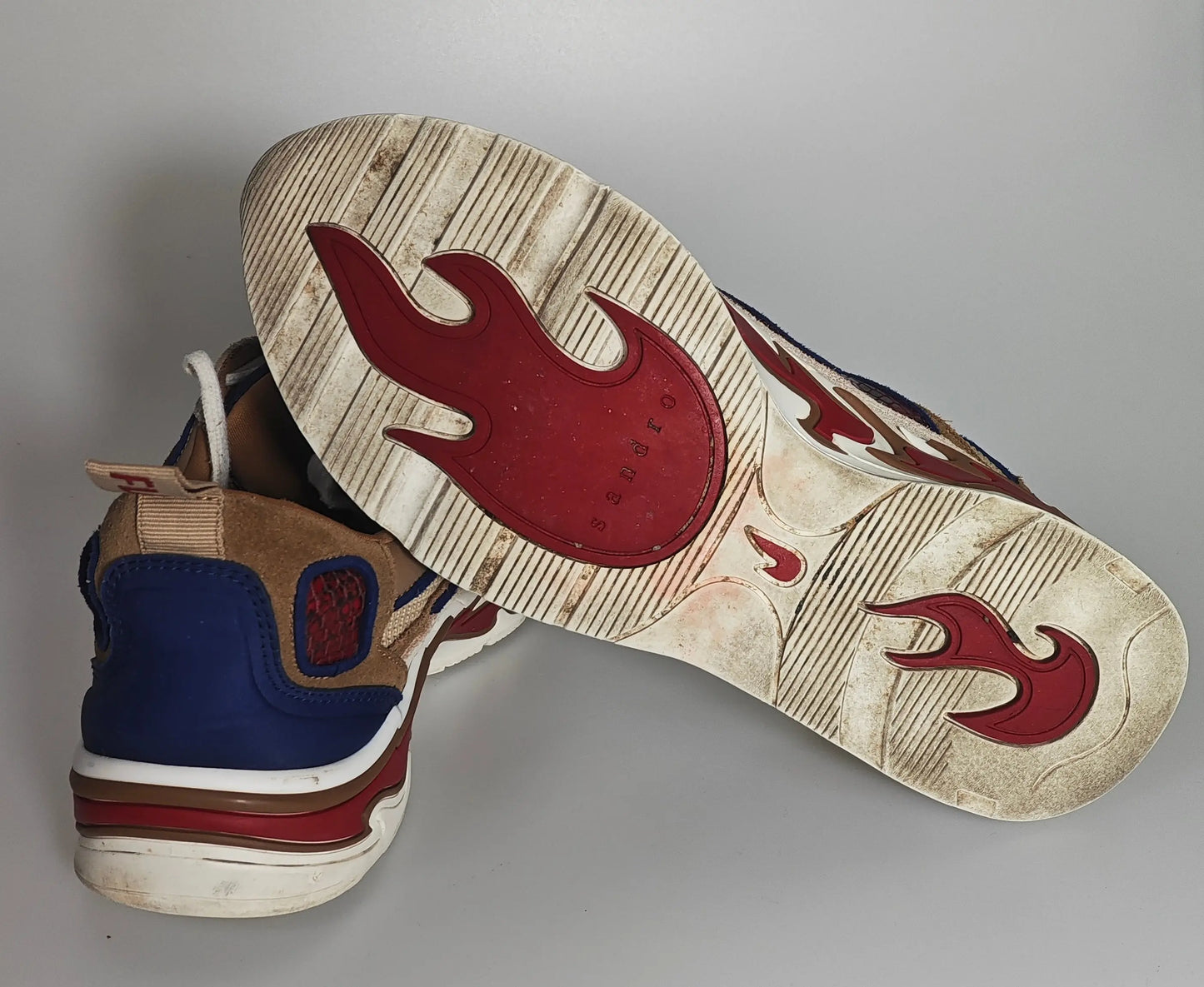 Baskets multicolores modèle Flame par Sandro, semelle à motif de flammes rouges.