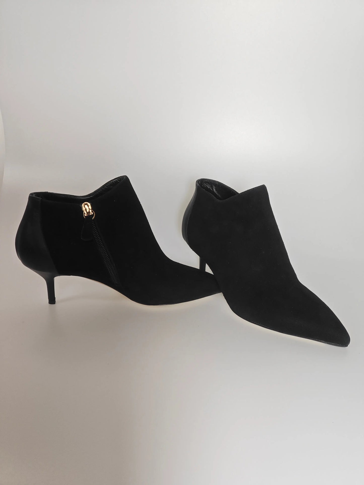 Bottines en daim noir, modèle Gudule Boot AD de Repetto, avec fermeture éclair latérale dorée et talon fin.
