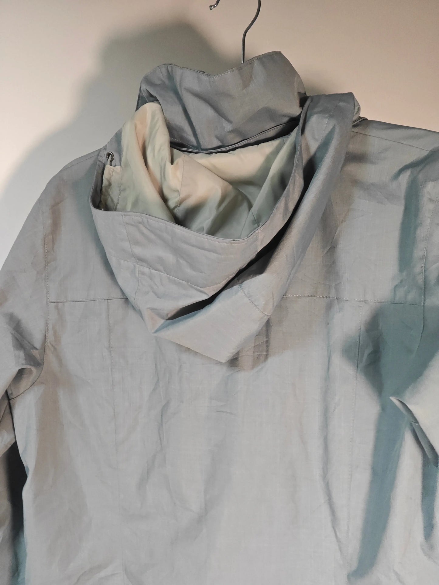 Veste Columbia Homme taille S de Columbia, couleur unie avec capuche, sur un cintre.