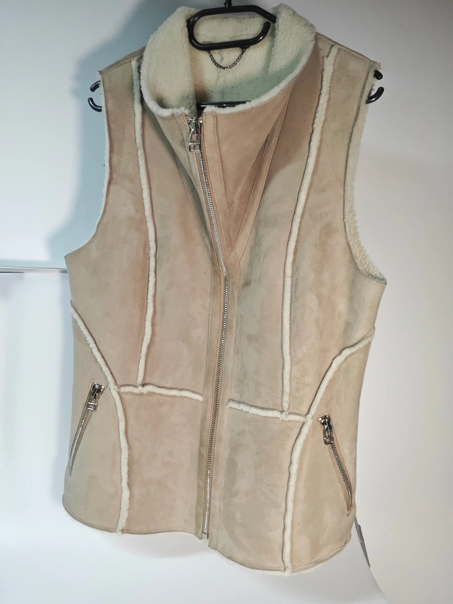 Gilet en peau lainée beige, de Upstyle Destock, de taille 44, avec une fermeture éclair argentée.
