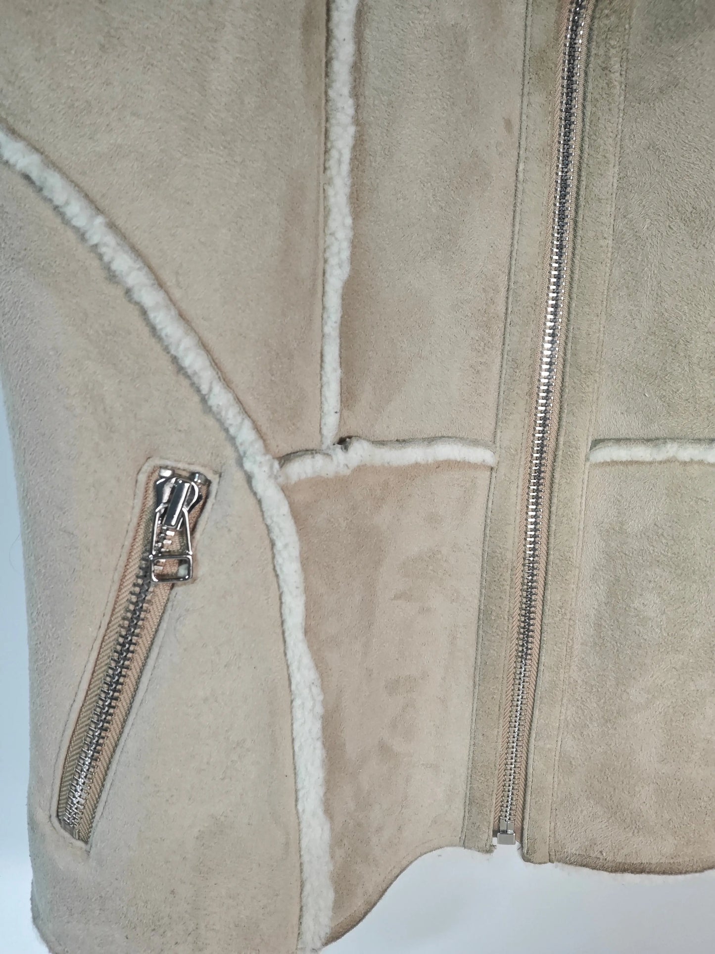 Gilet en peau lainée véritable de Upstyle Destock, taille 44, avec fermeture éclair argentée.
