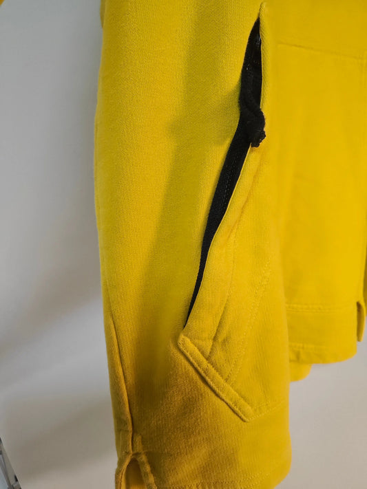 Sweat jaune de Stone Island Taille S, avec poche latérale et cordon noir visible.