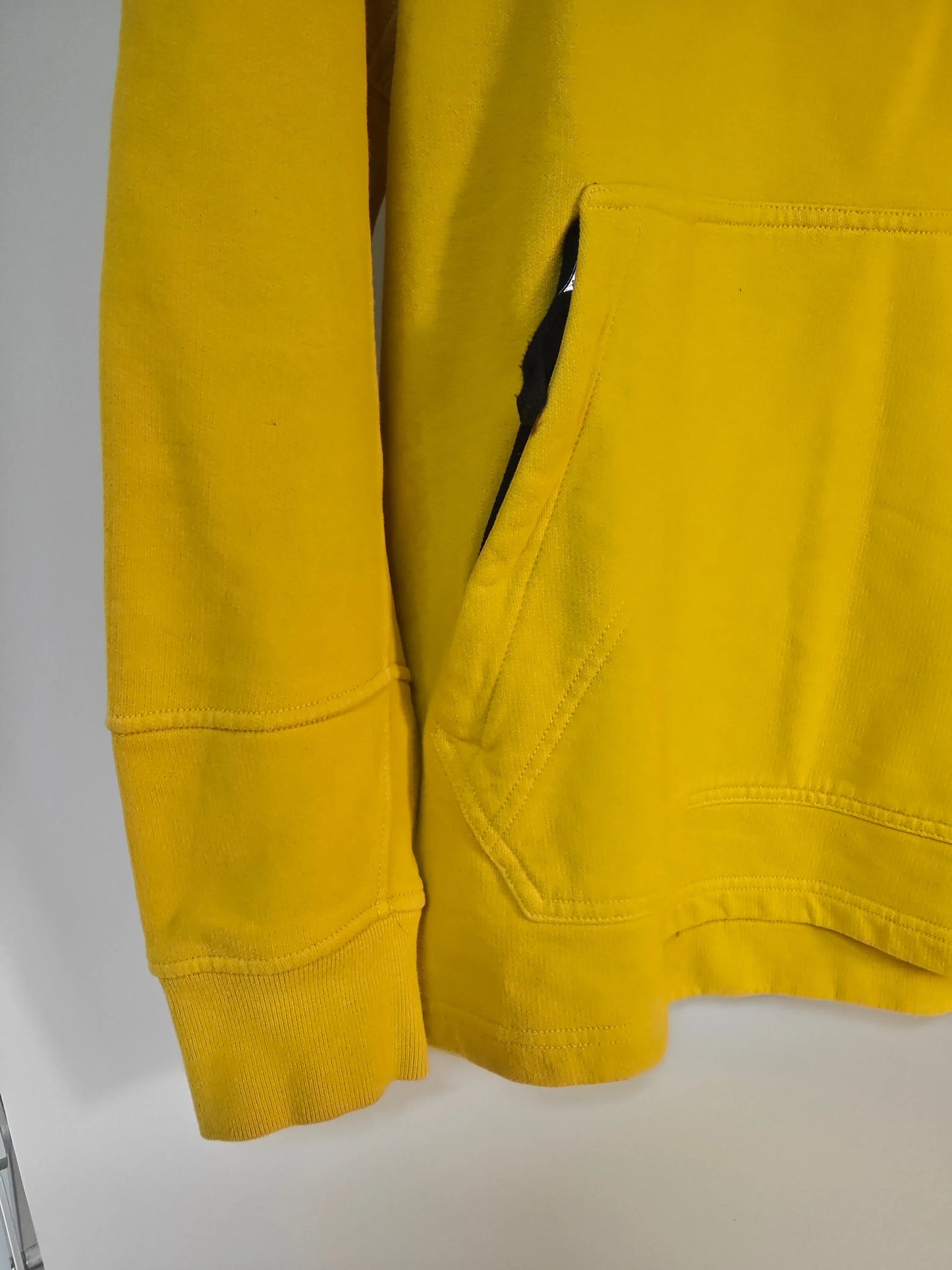 Sweat jaune de Stone Island, avec une poche kangourou et une manche longue, en coton molletonné.