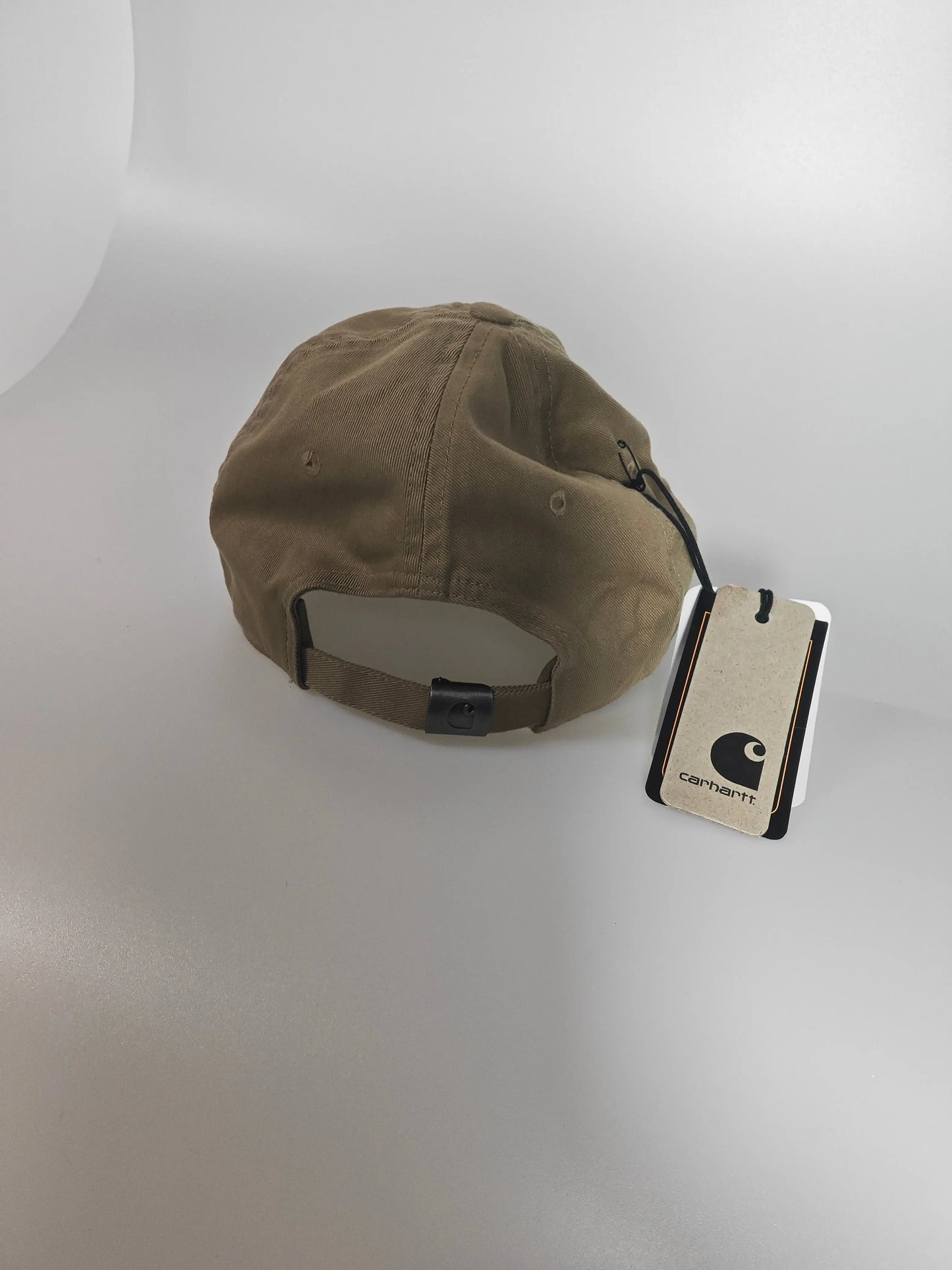 Casquette beige ajustable de Carhartt, vue arrière, avec logo et étiquette de la marque.