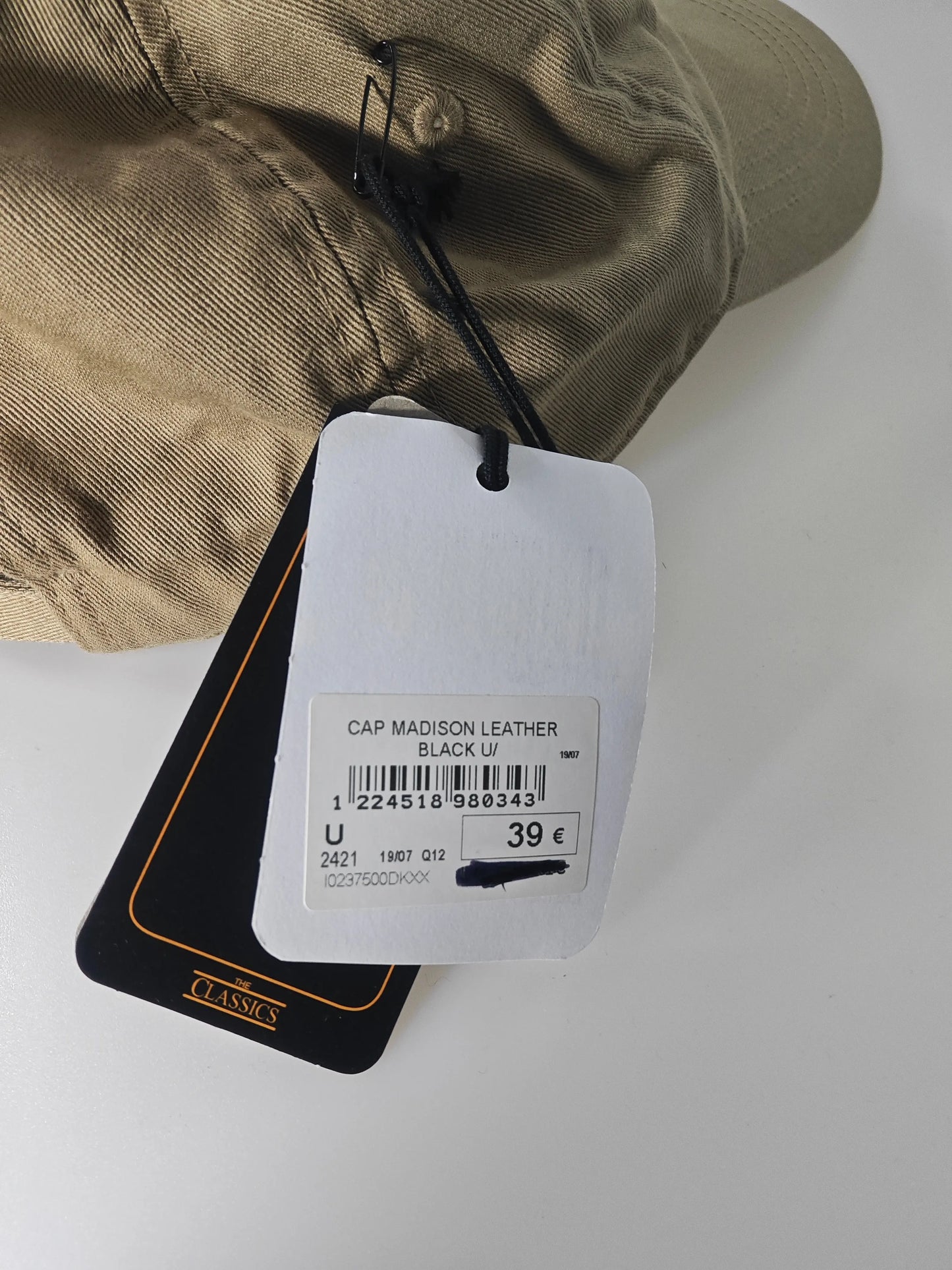 Casquette beige ajustable de Carhartt, en coton texturé, avec étiquette de prix.