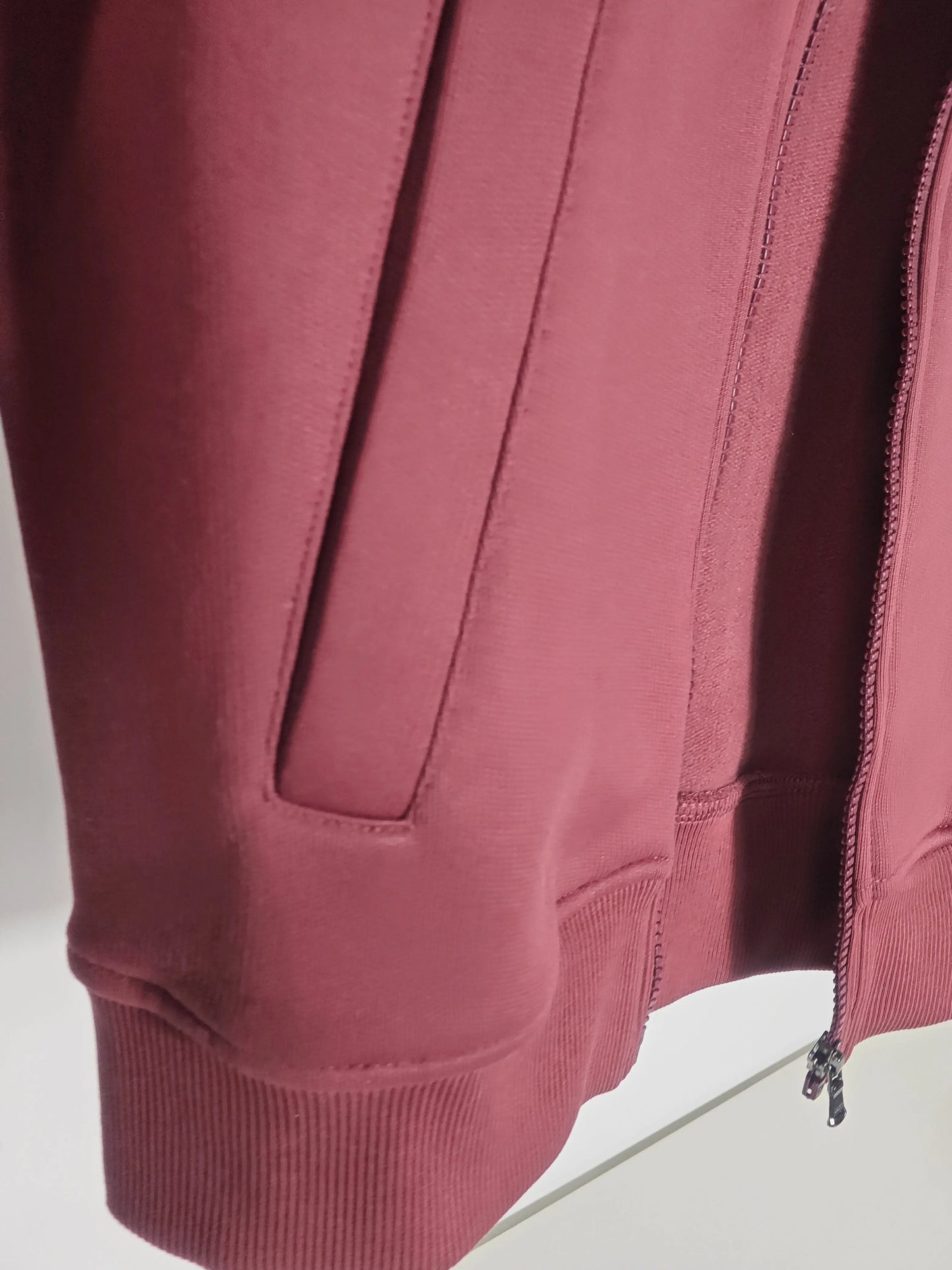 Sweat zippé bordeaux JOTT ROCHA, détail de la poche et de la fermeture éclair.