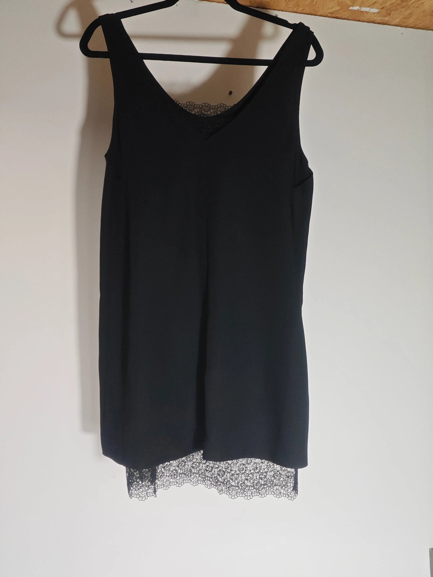Robe noire The Kooples, taille 34, avec dentelle au col en V et à l'ourlet inférieur.