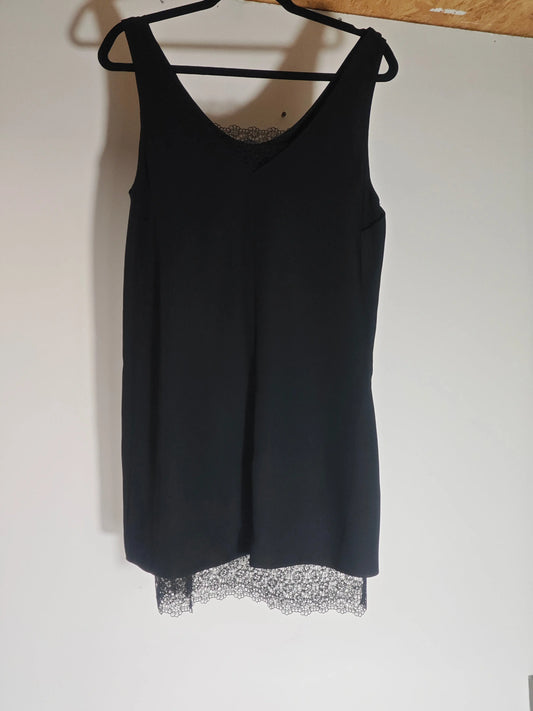 Robe noire The Kooples, taille 34, avec dentelle au col en V et à l'ourlet inférieur.