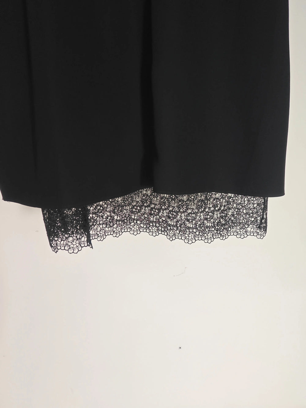 Robe noire The Kooples, taille 34, avec superposition de dentelle à l'ourlet.