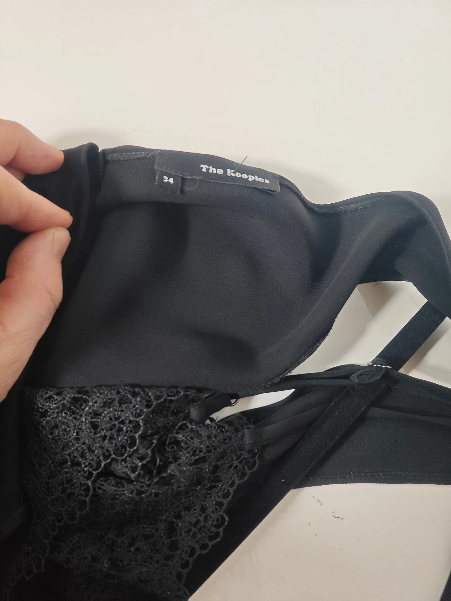 Robe noire taille 34 de The Kooples, avec détail de dentelle florale et bretelles ajustables.
