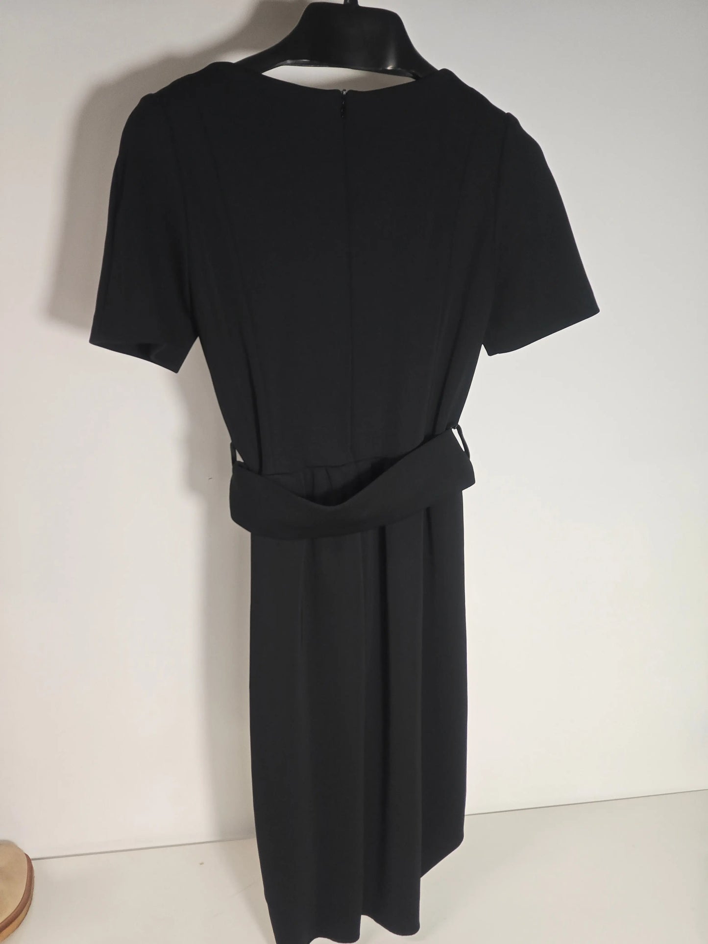 Robe noire taille 3 de Sandro, avec une ceinture, manches courtes et coupe asymétrique.
