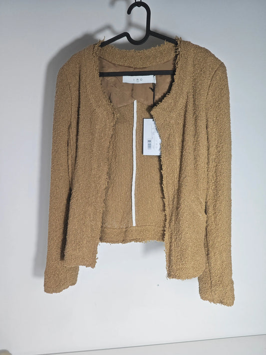 Veste camel par IRO, coupe courte texturée avec bords francs et étiquette.
