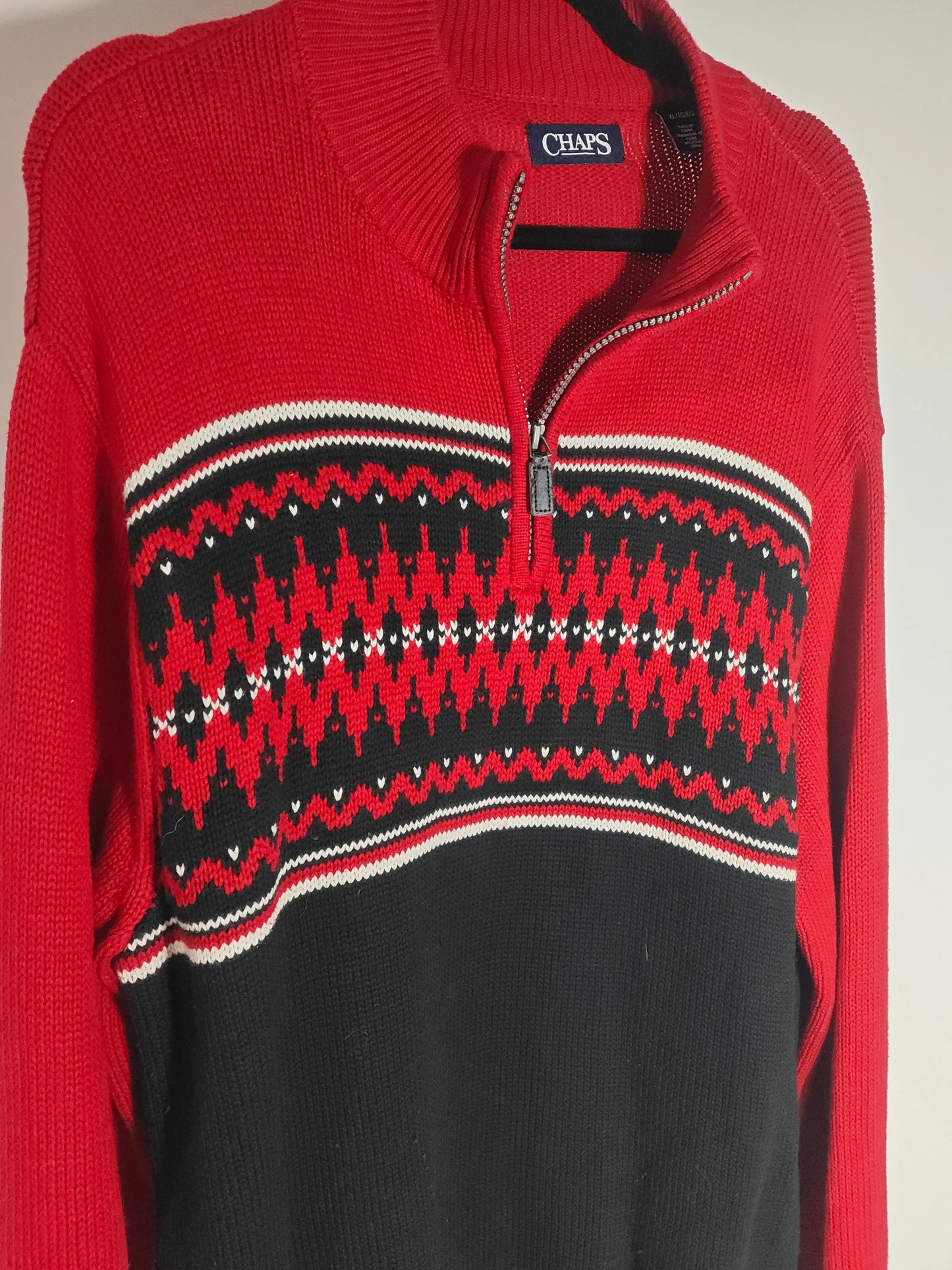 Pull chaud d’hiver rouge et noir de Chaps, style norvégien avec fermeture éclair et taille XL.