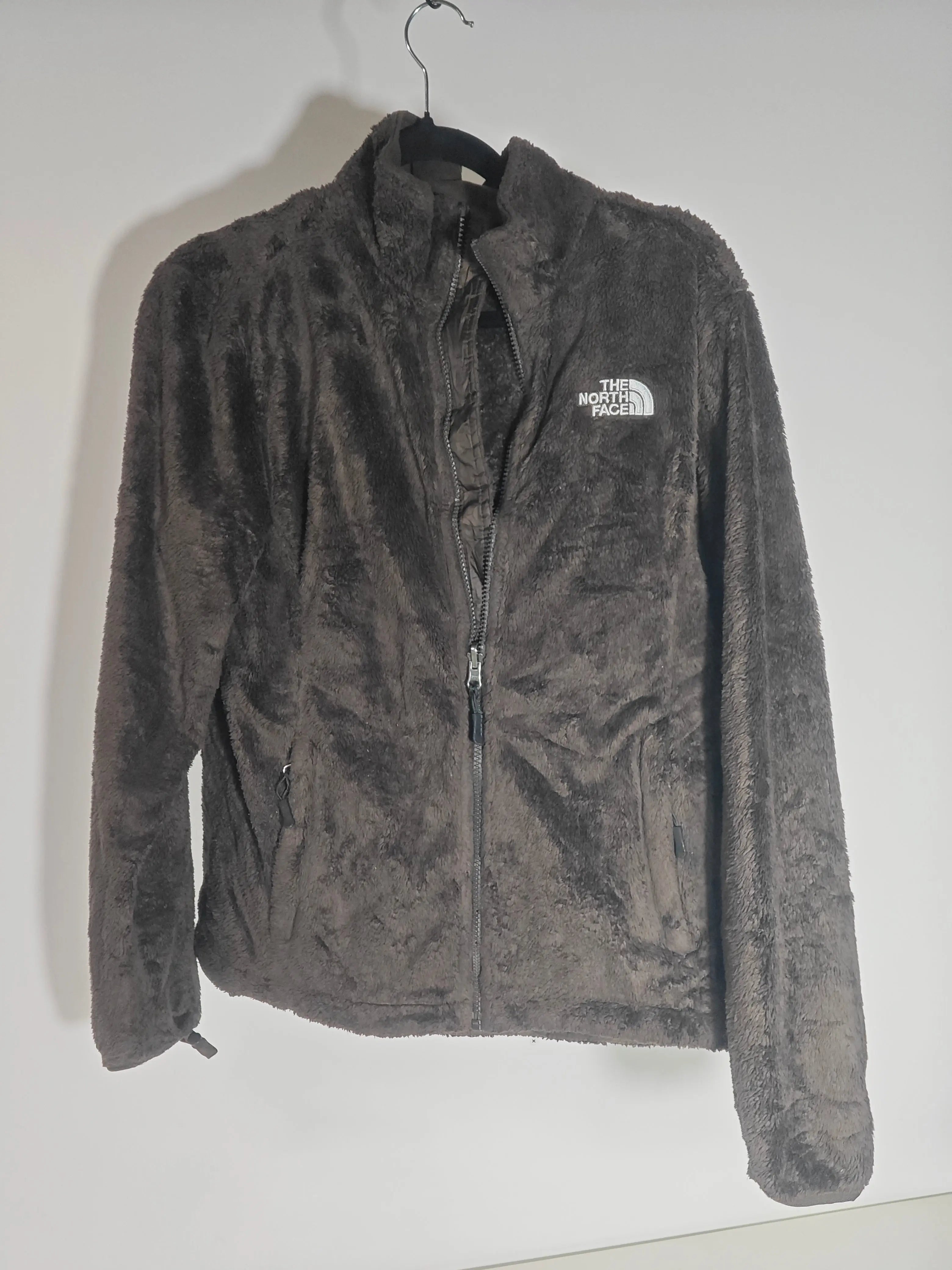 Veste polaire marron en pilou de The North Face, avec fermeture éclair et logo brodé.