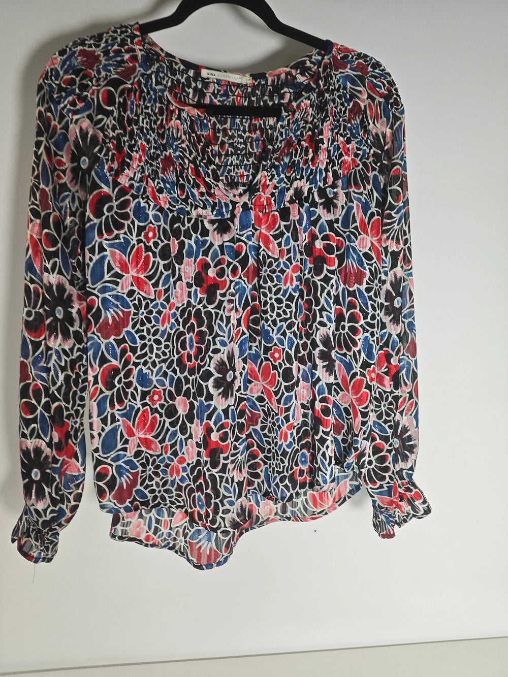 Blouse fluide à imprimé floral par Nina Kaufmann avec détails smockés et manches longues froncées.