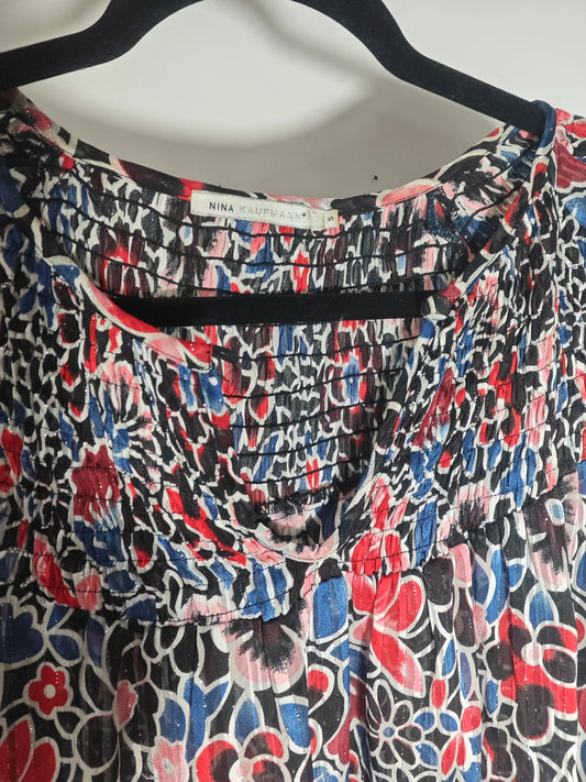 Blouse fluide à motif floral, de Nina Kaufmann, avec un col froncé et des détails scintillants.
