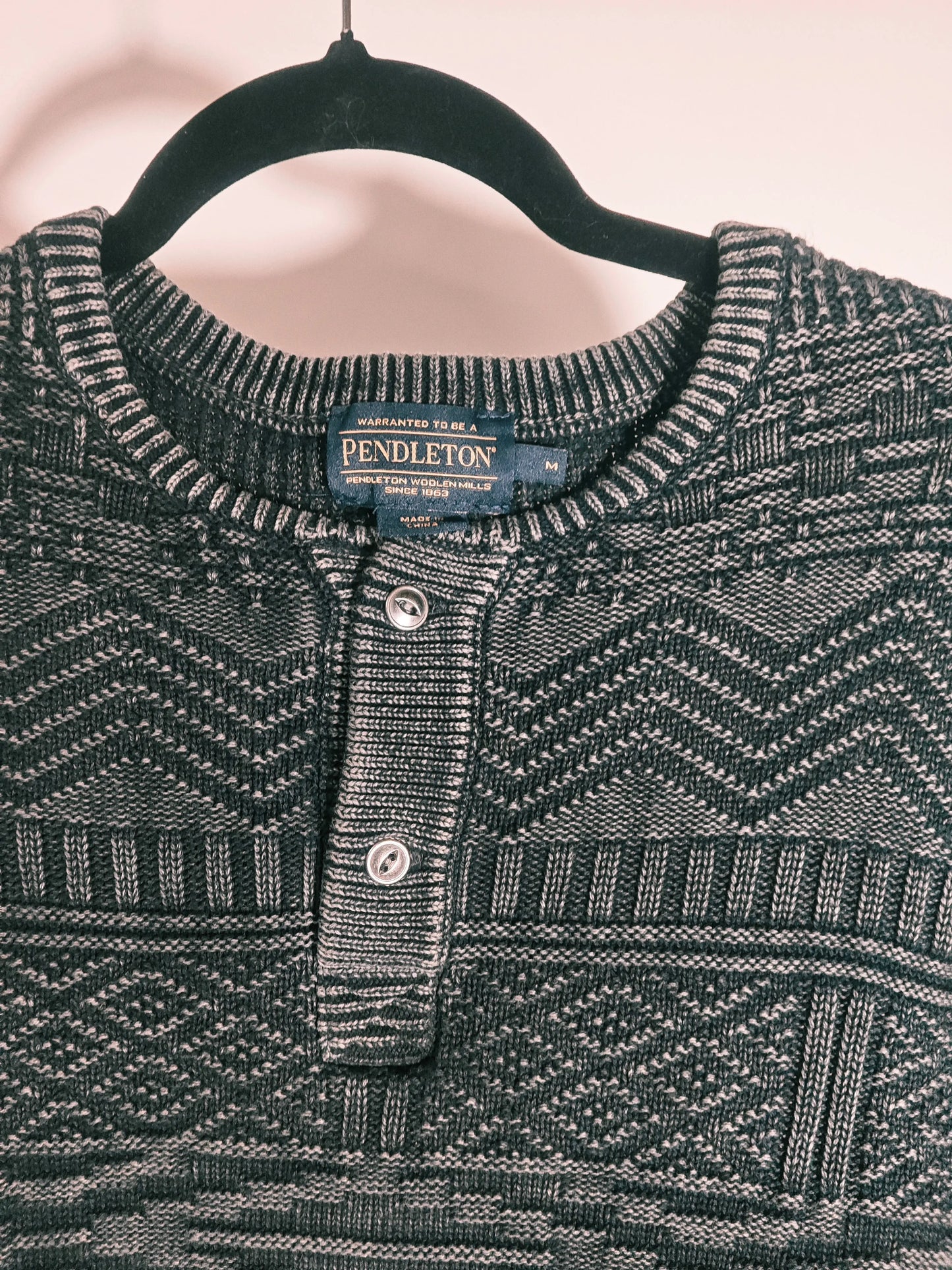 Pull en maille chinée de Pendleton, avec col boutonné et motifs géométriques tissés