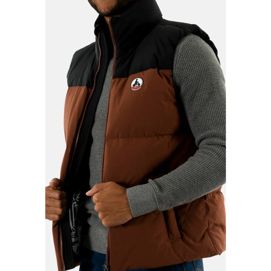 Doudoune marron et noire JOTT avec fermeture éclair et logo, portée sur un pull gris