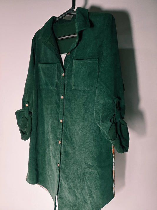 Robe chemise verte en velours côtelé de Upstyle Destock, avec des manches longues enroulées et des poches carrées.