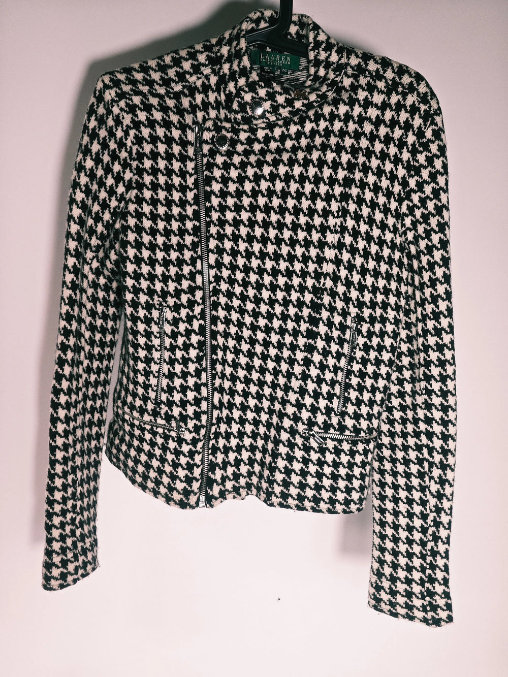 Veste motif pied-de-poule par Ralph Lauren, avec fermeture éclair asymétrique et poches zippées.