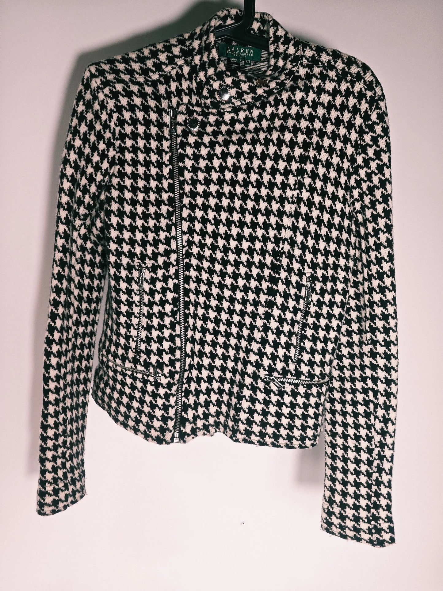 Veste motif pied-de-poule par Ralph Lauren, avec fermeture éclair asymétrique et poches zippées.
