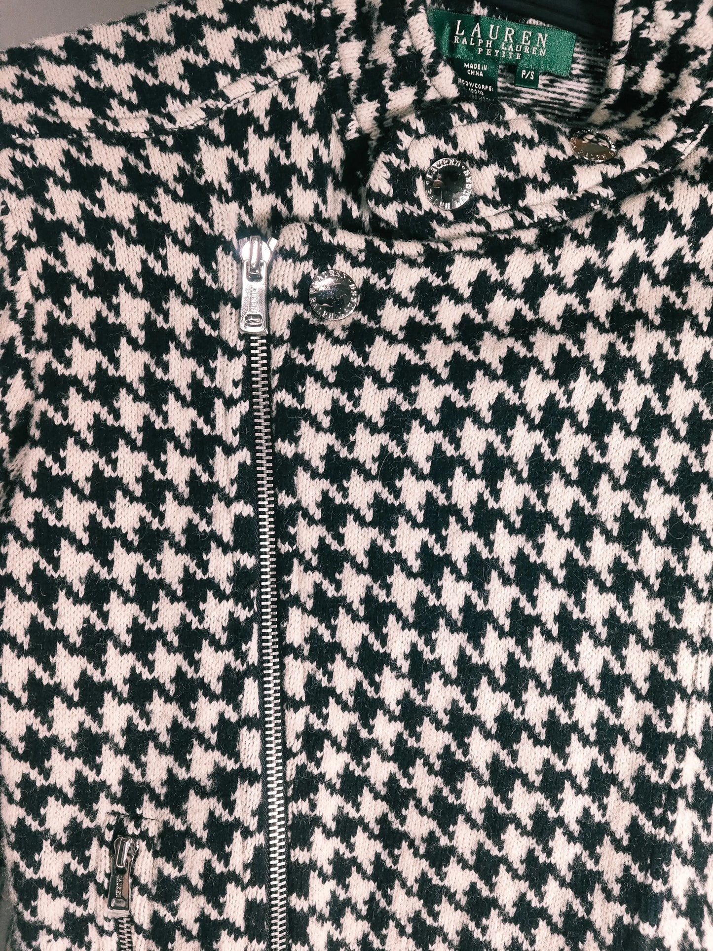 Veste à fermeture éclair en motif pied-de-poule de Lauren Ralph Lauren avec boutons argentés.
