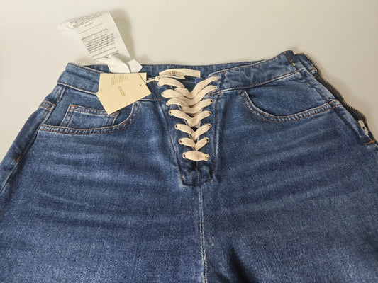 Jean bleu taille haute lacé sur le devant de Maje avec étiquettes apparentes.
