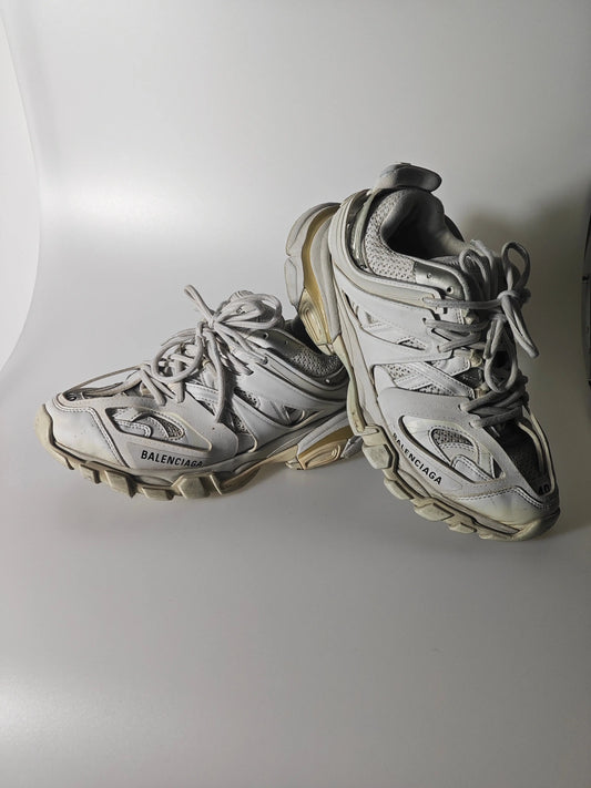 Baskets basses blanches de Balenciaga, avec lacets et semelle crantée.
