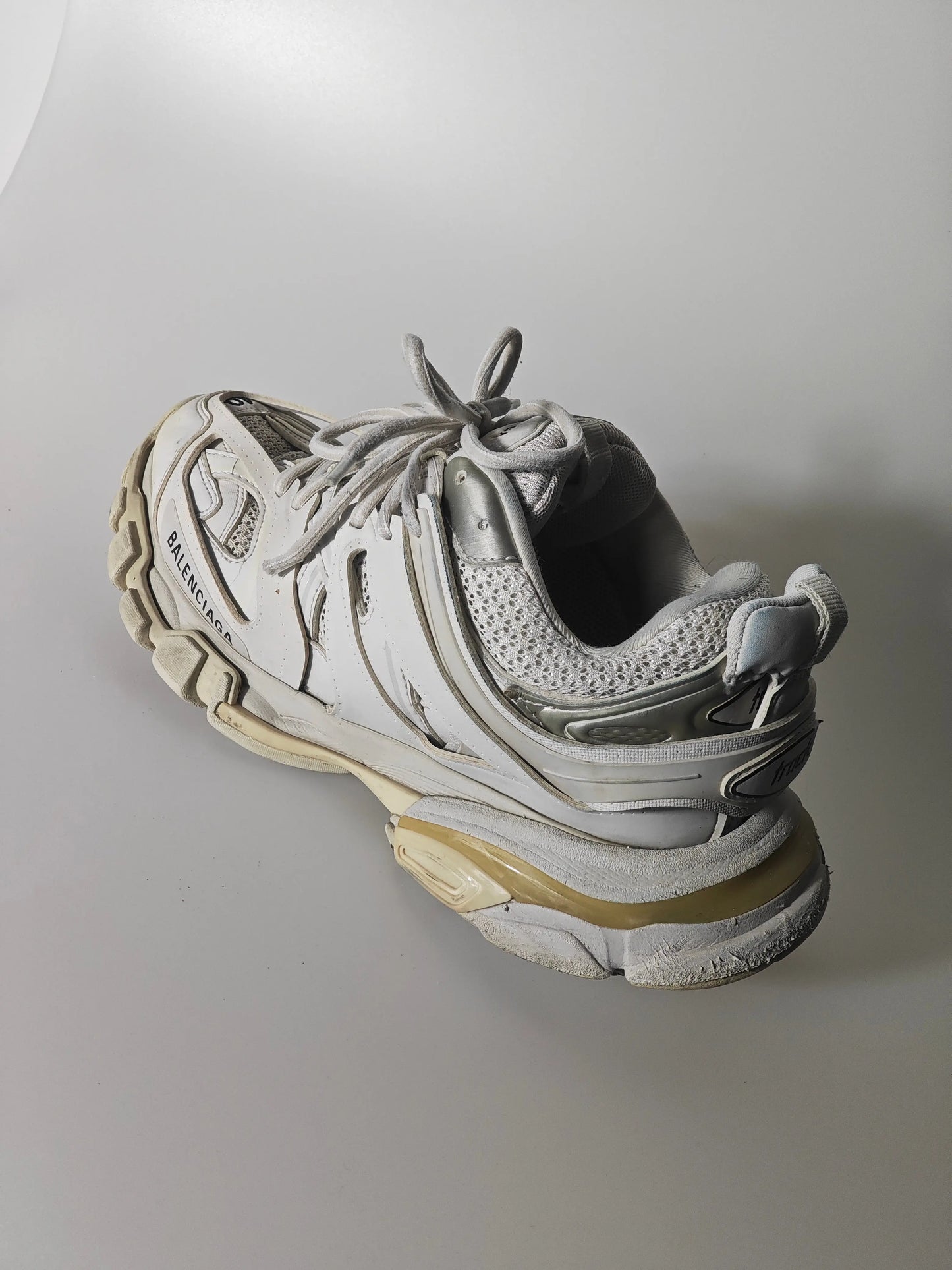 Baskets basses blanches de seconde main par Balenciaga, avec des lacets et une semelle épaisse.