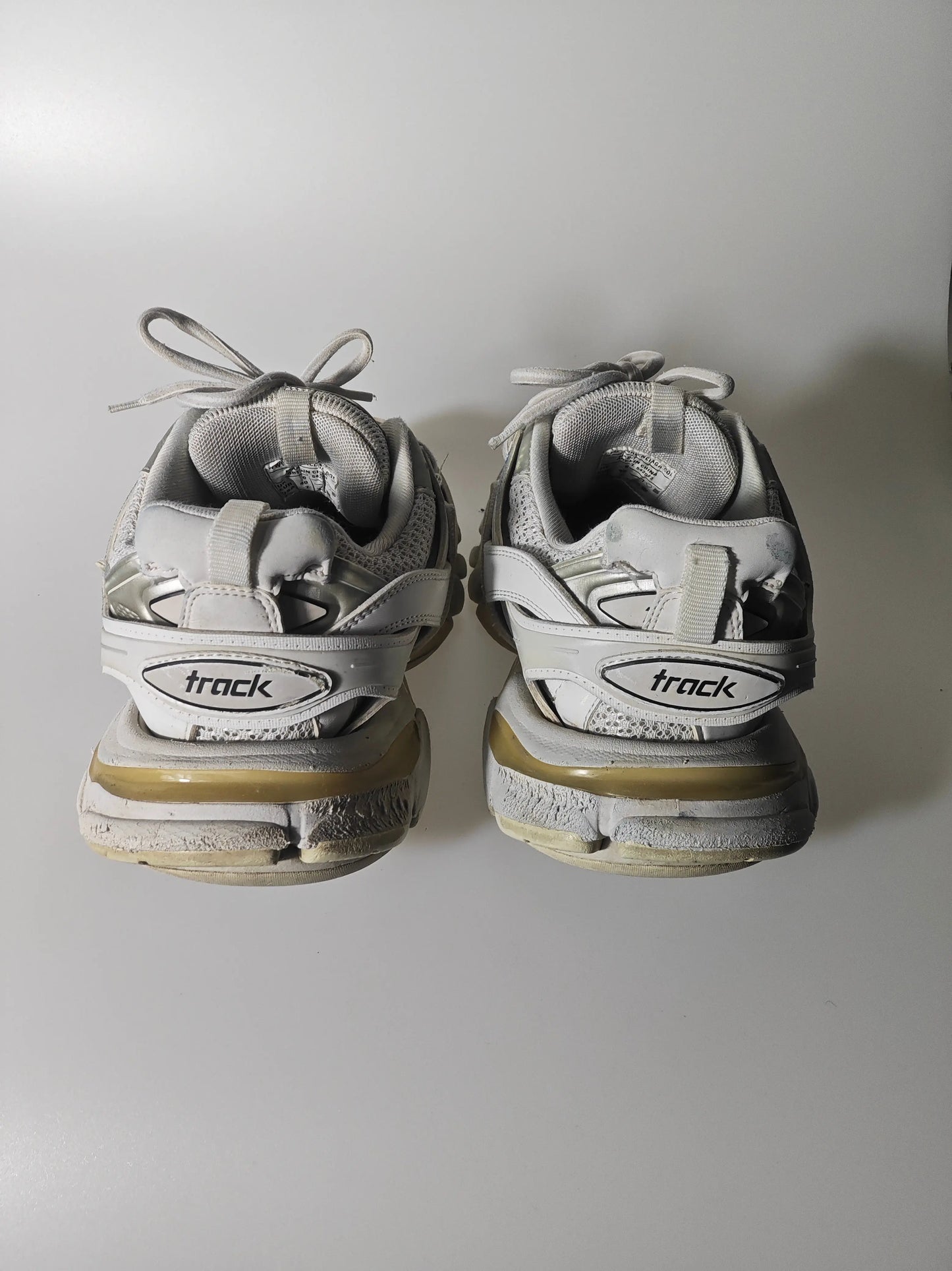 Baskets basses Track blanches d'occasion de Balenciaga, vue arrière avec lacets et semelles vieillies.
