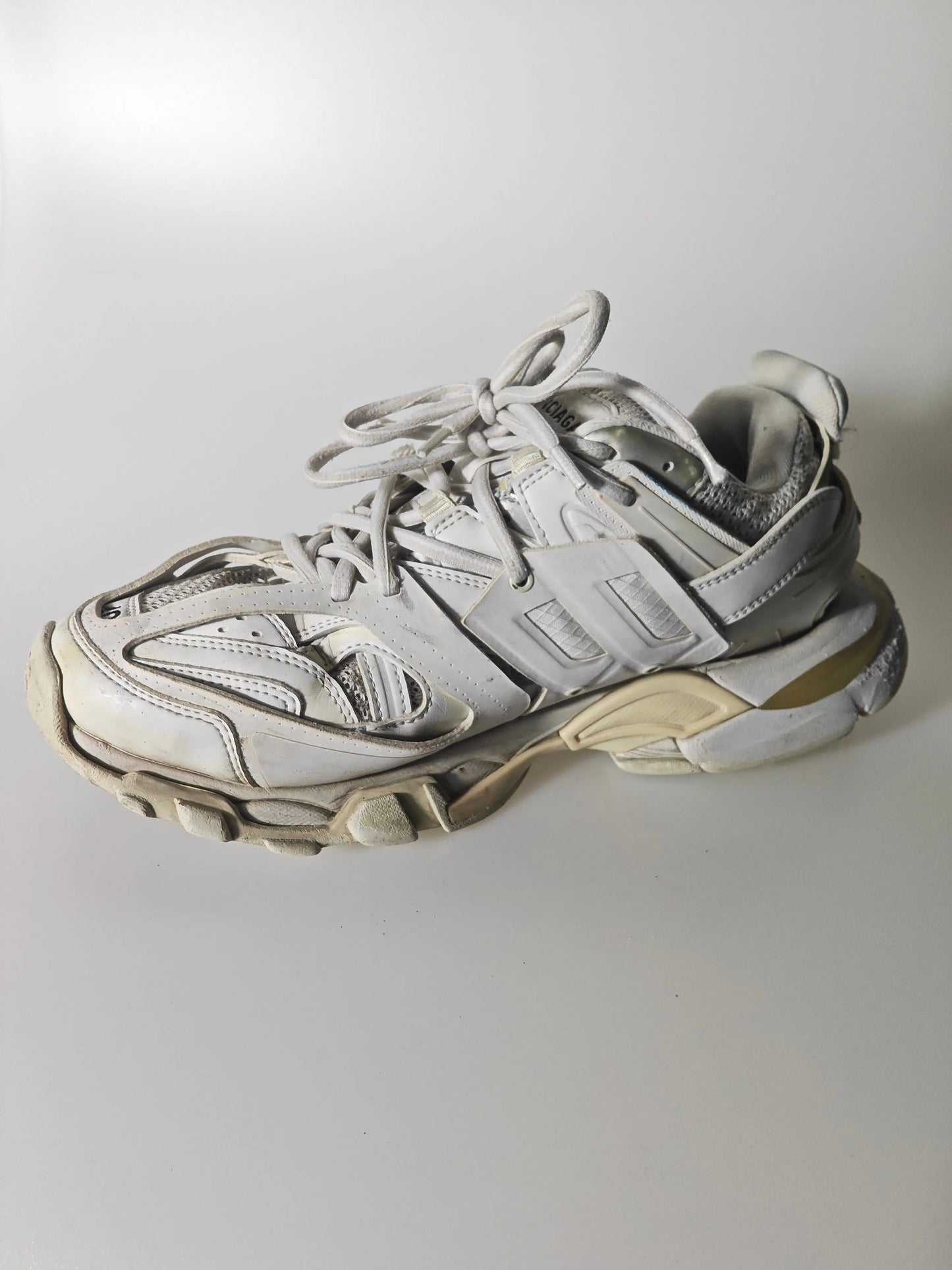 Baskets basses Track blanches de Balenciaga, modèle usagé avec lacets et semelle épaisse crantée.