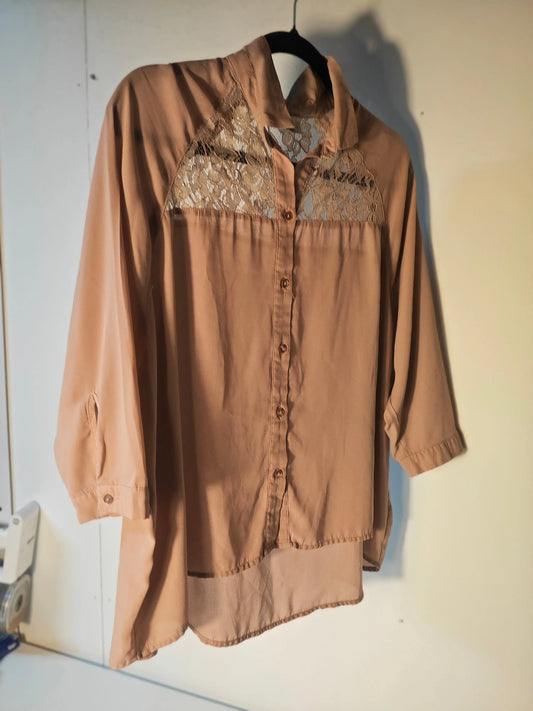 Blouse nude/beige H&M Divided avec détails en dentelle, coupe asymétrique.