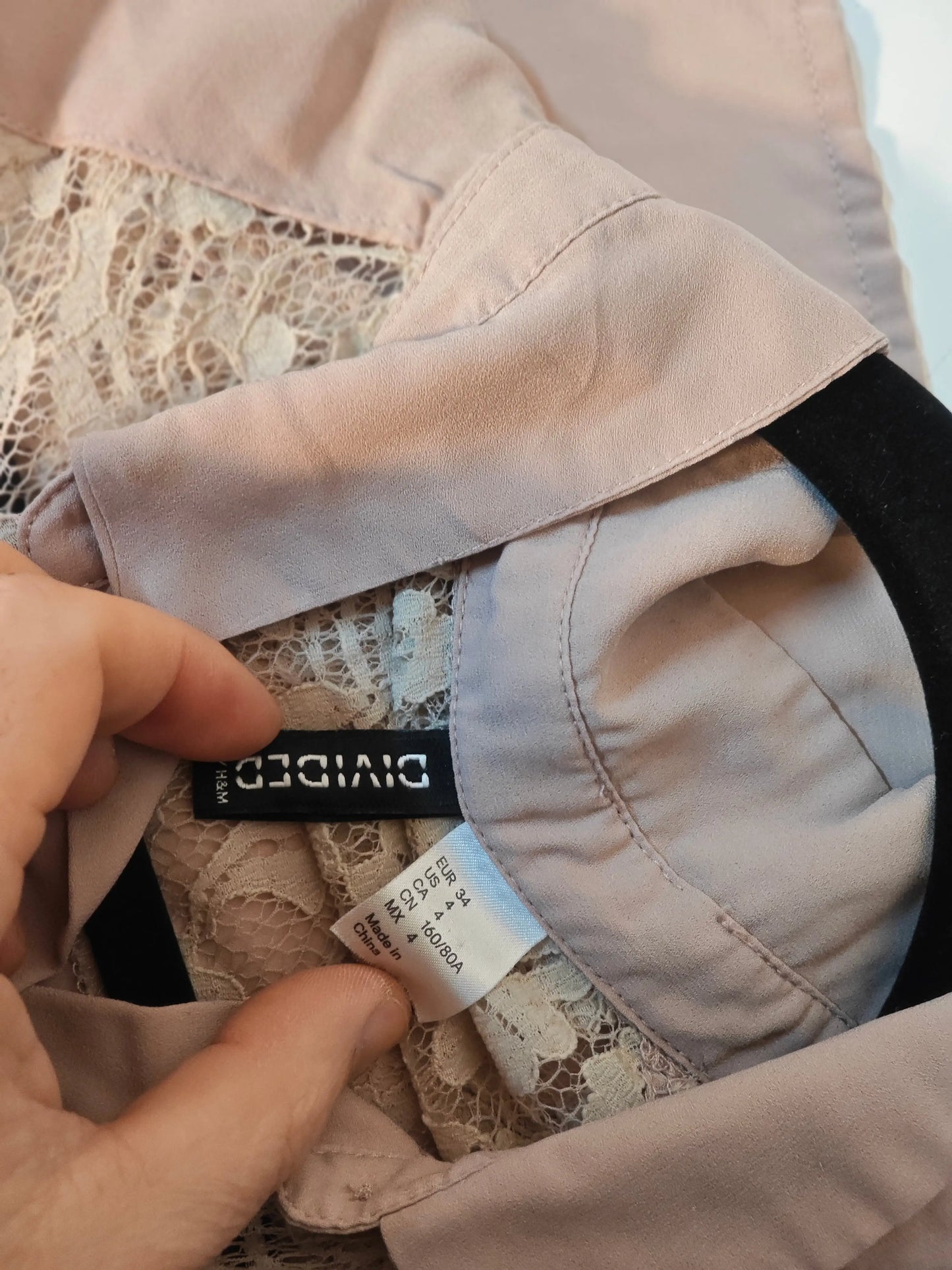 Blouse nude avec dentelle par H&M Divided, détail en dentelle beige, étiquette de taille visible.
