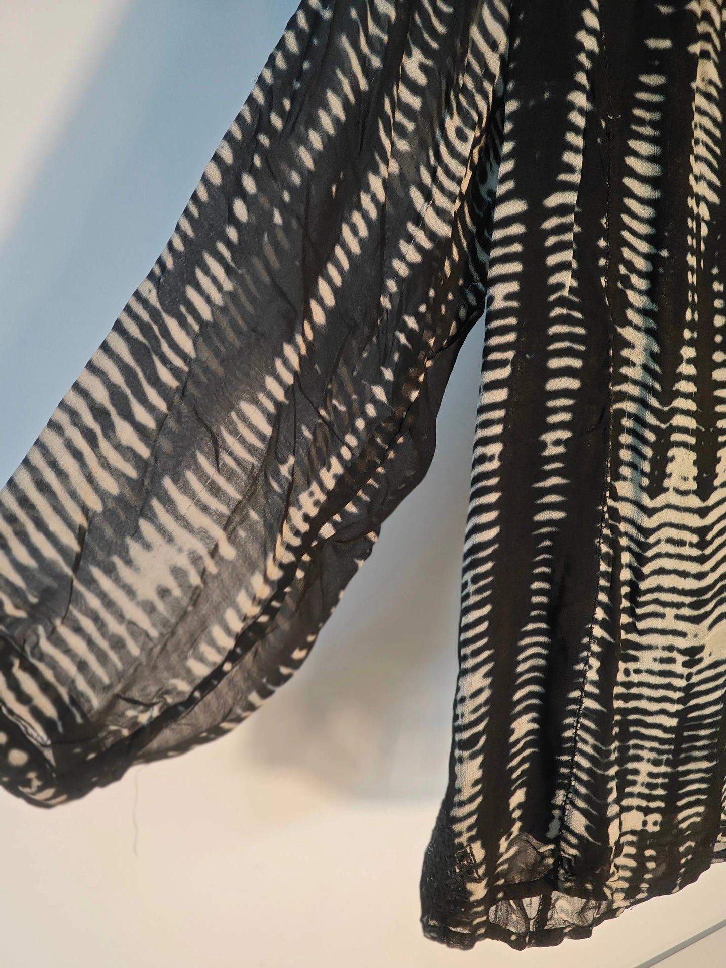 Haut en soie imprimée, taille S, de Nina Kaufmann avec motif à rayures horizontales contrastées.
