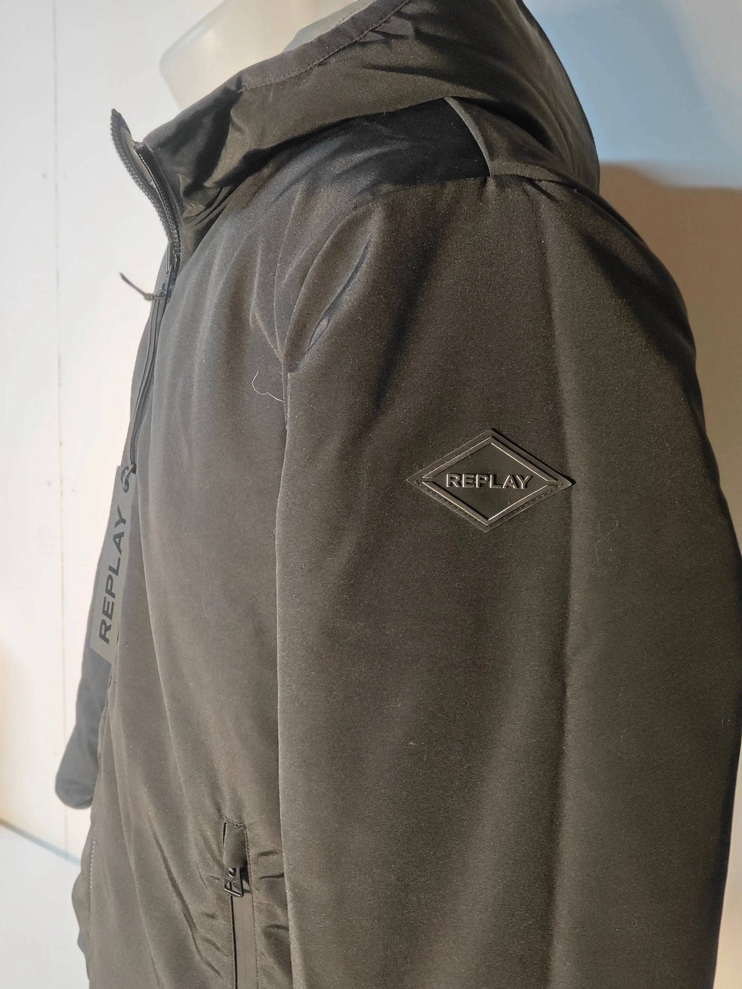Veste réversible kaki et noire de Replay, avec capuche et logo sur la manche.