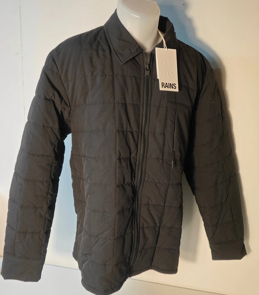 Veste matelassée noire de Rains avec fermeture à glissière et étiquette.