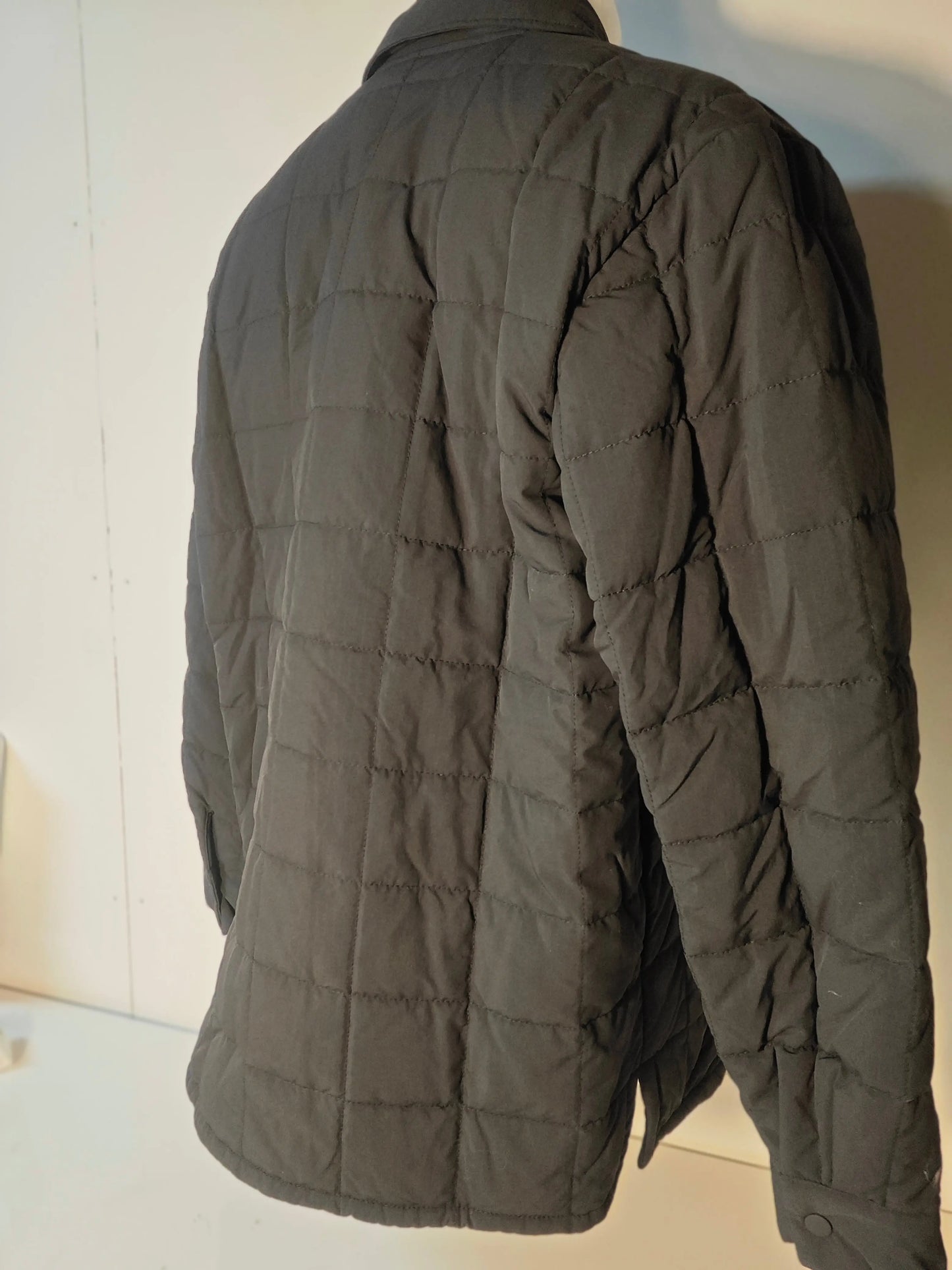 Veste matelassée marine de Rains, vue de dos, avec motif quadrillé et coupe droite.