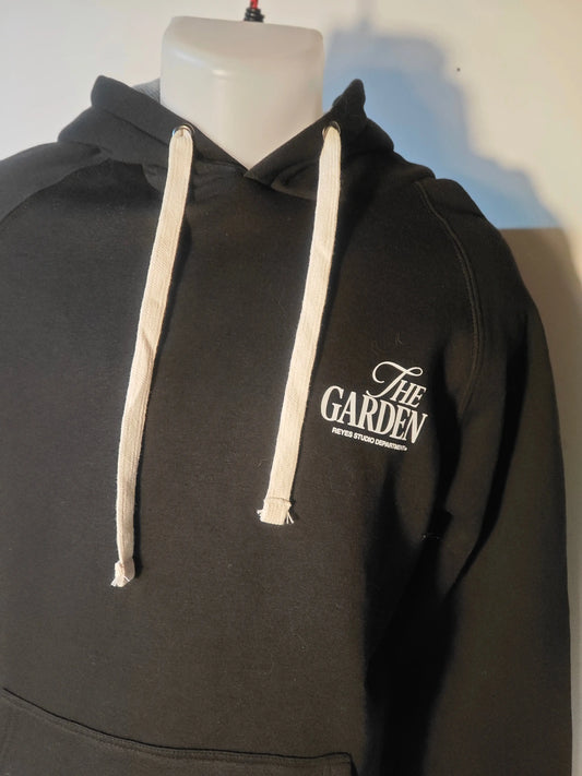 Hoodie noir de The Garden by Reyes Studio Department, avec cordon blanc et logo imprimé.