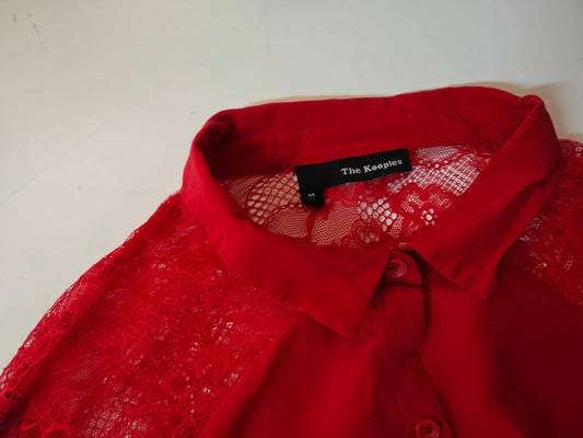 Chemise rouge en soie de The Kooples, avec manches et empiècement en dentelle florale.