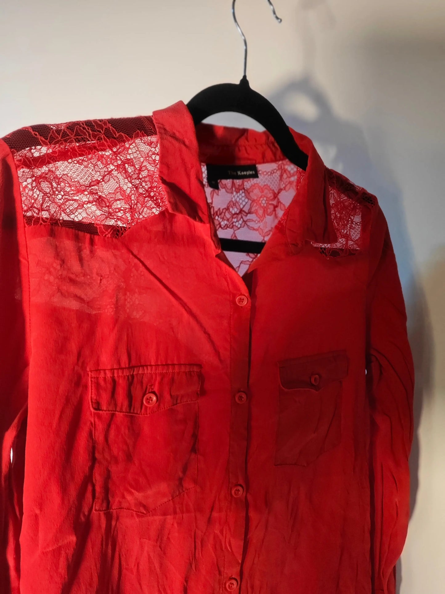 Chemise rouge en soie par The Kooples avec empiècements en dentelle florale, à manches longues et poches à rabat.