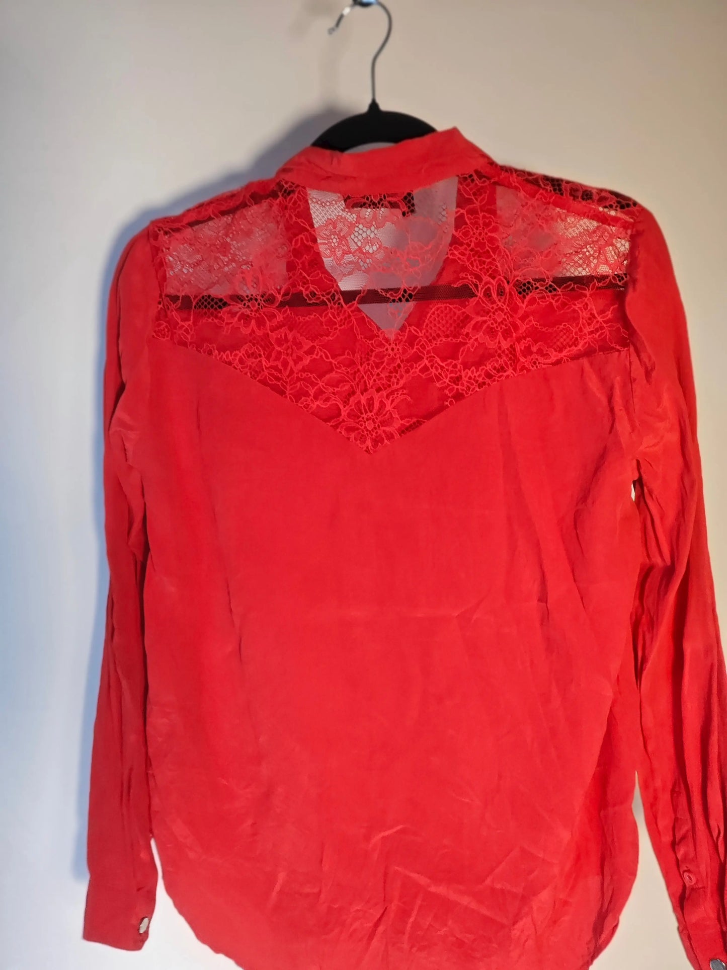 Chemise en soie The Kooples rouge dentelle – Taille M SECONDE MAIN The Kooples