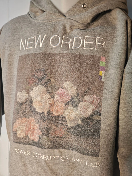 Sweat à capuche gris Sandro x New Order, avec l'imprimé de la couverture de l'album « Power, Corruption and Lies ».