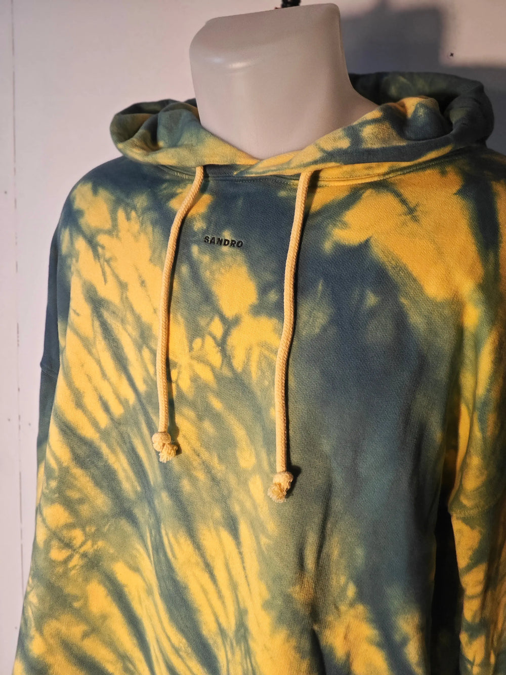 Sweat à capuche tie-dye bleu et jaune Sandro, avec cordon de serrage et logo brodé.

