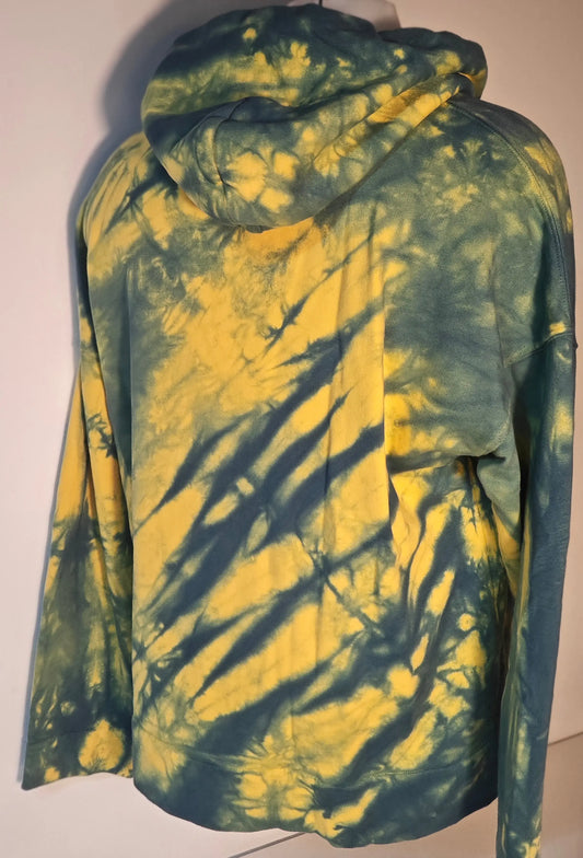 Sweat à capuche Sandro tie-dye bleu et jaune, en vue arrière avec motif texturé.

