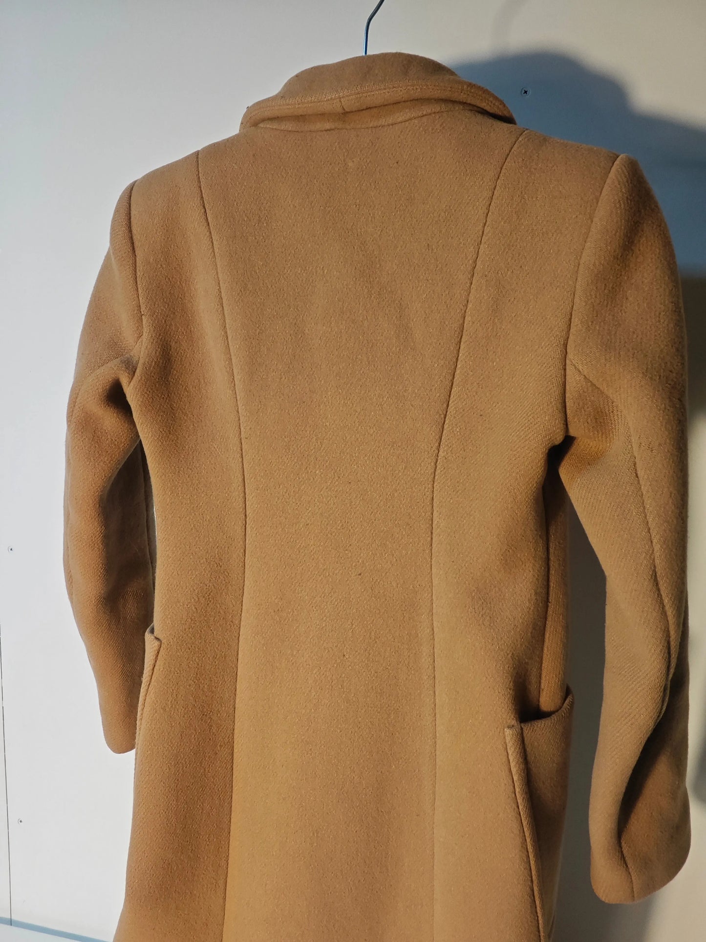 Manteau camel de Maje, coupe longue à double boutonnage, vue de dos.
