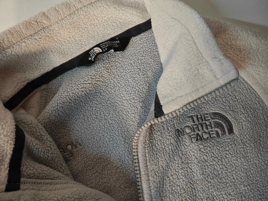 Polaire femme The North Face Denaly en laine polaire crème, par The North Face, avec fermeture éclair et logo brodé.
