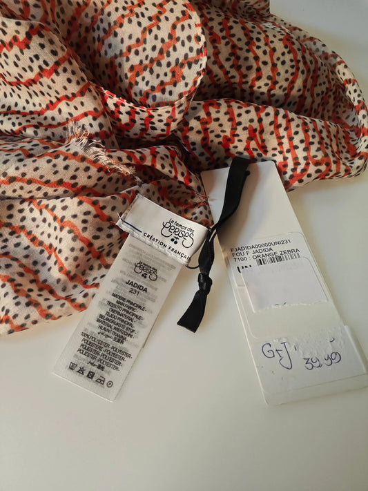 Foulard en polyester orange zébré de Le temps des cerises, avec motif à pois noirs.
