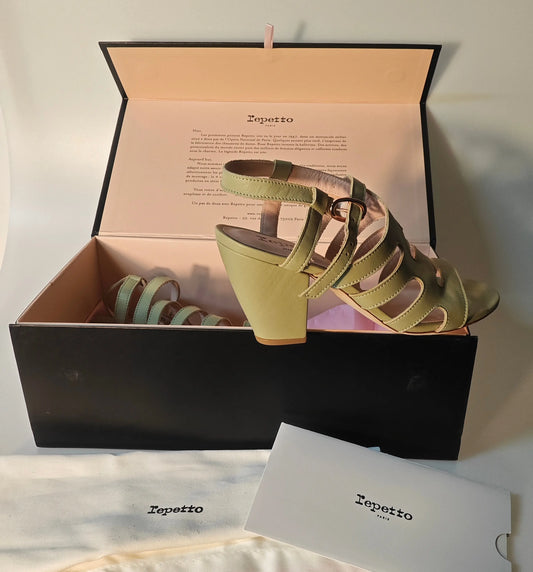 Sandales vertes à talons hauts de Repetto, dans sa boîte d'origine avec pochette de rangement.
